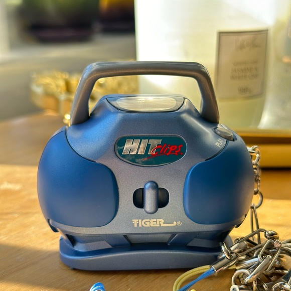 Tiger Electronics Hit Clips Music Player Boombox & 6 Cartridges VINTAGE Working - Picture 2 of 16